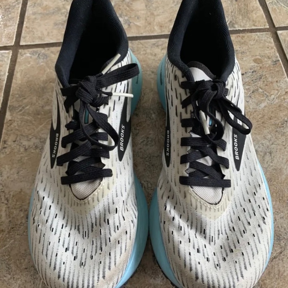 Brooks Womens Hyperion Tempo 1203281B129 Beige Running Shoes Sneakers Size 8.5 B